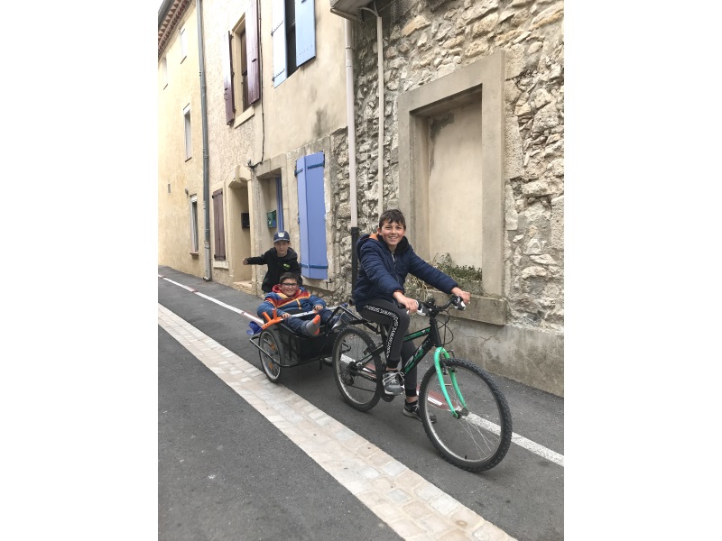 location de vélo et remorque enfants à Peyriac de Mer pour une balade entre copains